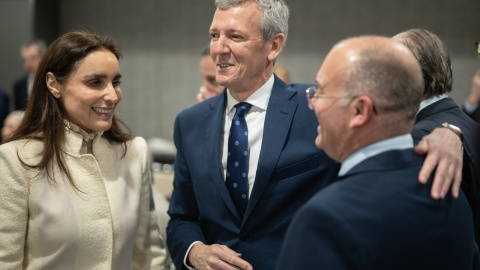 Alfonso Rueda con la presidenta del Club Siglo XXI, Paloma Segrelles, y el portavoz del PP en el Congreso, Miguel Tellado, este jueves en Madrid.