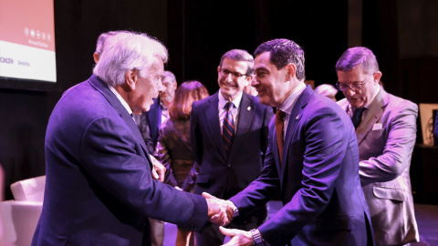 Felipe González y Juan Manuel Moreno, este jueves, en Sevilla.