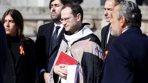 canteraprior El prior de la Basílica Santiago Cantera, en el centro de la imagen, junto a los familiares de Francisco Franco tras su exhumación en 2019.