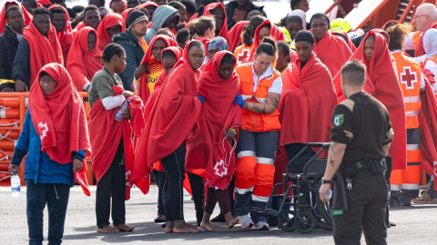 Imagen de los servicios sanitarios atendiendo a unos 240 migrantes llegados en cayucos a Puerto Naos, en Lanzarote, Canarias, a 28 de diciembre de 2024. Imagen de los servicios sanitarios atendiendo a unos 240 migrantes llegados en cayucos a Puerto Naos, en Lanzarote, Canarias, a 28 de diciembre de 2024.