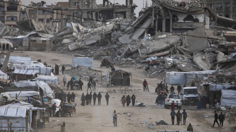 Palestinos desplazados llevan sus pertenencias hacia el centro de la ciudad de Gaza, Franja de Gaza, el 20 de marzo de 2025, después de que el ejército israelí emitiera órdenes de evacuación para las zonas del norte de la ciudad.