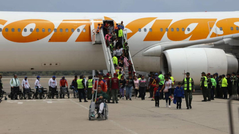 00a96dbd627e0062258122e113b7fde16d4994bbw Imagen de personas bajándose de un avión este jueves, 20 de marzo de 2025, en el Aeropuerto Internacional Simón Bolívar, en La Guaira (Venezuela).