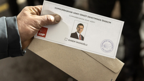 Un hombre muestra una papeleta electoral durante las primarias presidenciales del único candidato, Ekrem Imamoglu, del opositor Partido Republicano del Pueblo (CHP), en un colegio electoral del municipio de Estambul, Turquía, el 23 de marzo de 2025