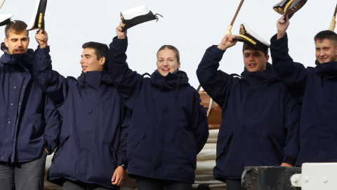 65ecf15daa0203d6b98d7fdf783c6a91b7ecb0bc La princesa Leonor de Borbón (c) y demás tripulantes del buque escuela español Juan Sebastián de Elcano saludan al zarpar este domingo, en el muelle Prat, del puerto de Punta Arenas (Chile). El buque escuela español Juan Sebastián de Elcano zarpó en dirección a Valparaíso, en la costa central central chilena.