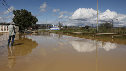 Carretera cortada en la estación de Cartama Carretera cortada en la estación de Cartama (Málaga) por el desbordamieno del río Guadalhorce.