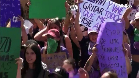 La transformación de los roles de género en las últimas décadas ha generado distintos desafíos en torno a la identidad masculina. En este vídeo, se analizan los efectos de estos cambios, el surgimiento de comunidades como los incels y las implicaciones sociales de los modelos tradicionales de masculinidad.<br /><br />Para abordar estas cuestiones, se han entrevistado a tres voces expertas en la materia, quienes aportan su visión sobre los factores que influyen en la crisis de la masculinidad, el impacto de la socialización masculina y las estrategias que se están implementando para fomentar modelos más inclusivos.<br /><br />Hemos hablado con María Martínez, redactora de igualdad y violencias machistas en Público; Jesús Moreno, psicólogo social experto en masculinidades y responsable del área de Participación de la Fundación Iniciativa Social; y Fernando Herranz, doctor en Estudios de Género por la Universidad de Alicante y el Instituto Universitario de Investigación en Estu y miembro del Observatorio de las Masculinidades de la Universidad Miguel Hernández.