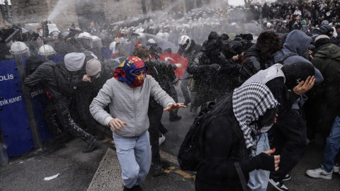 La Policía antidisturbios turca utiliza gases lacrimógenos para dispersar a los manifestantes durante una protesta contra la detención del alcalde de Estambul, Ekrem Imamoglu, en Estambul, a 23 de marzo de 2025. La Policía antidisturbios turca utiliza gases lacrimógenos para dispersar a los manifestantes durante una protesta contra la detención del alcalde de Estambul, Ekrem Imamoglu, en Estambul, a 23 de marzo de 2025.