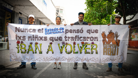 Ignacio Alvarado junto a otros miembros del colectivo "Estamos aquí"