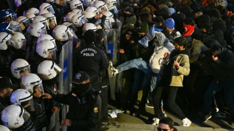 Crece la tensión en Turquía por las protestas tras la detención del alcalde de Estambul La detención de Ekram Imamoglu, principal rival político de Erdogan, ha desatado una oleada de protestas por todo el país en lo que podría ser la mayor crisis política de Turquía de los últimos años.