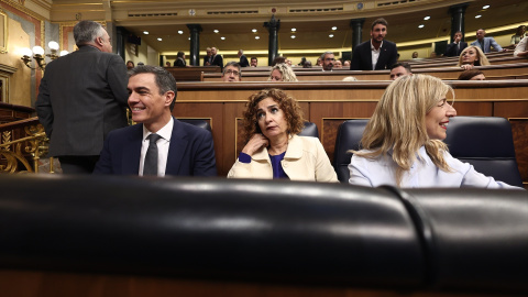 El presidente del gobierno, Pedro Sánchez, la vicepresidenta primera y ministra de Hacienda, María Jesús Montero, y la vicepresidenta segunda y ministra de Trabajo y Economía Social, Yolanda Díaz, durante un pleno en el Congreso de los Diputados