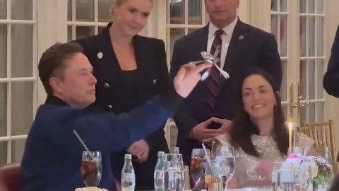Elon Musk juega con un tenedor y dos cucharas en una cena con Donald Trump.
