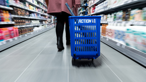 AFP__20210401__dpa-pa_210401-99-55291_dpai__v1__HighRes__ActionBranch Una mujer arrastra un carrito de la compra en un supermercado de Alemania, a 27 de octubre de 2020.