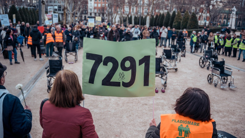 Varias personas sostienen una pancarta en recuerdo a las 7.291 víctimas en las residencias de mayores en la Comunidad de Madrid, a 18 de marzo de 2025,