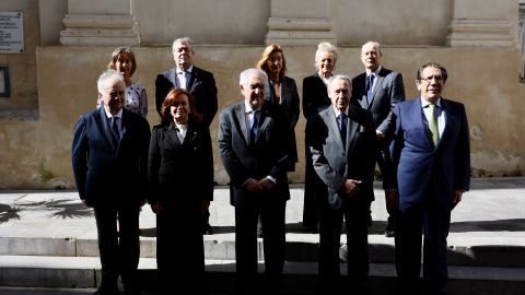 EuropaPress_6588351_presidente_tribunal_constitucional_candido_conde_pumpido_cy_vicepresidenta (Foto de ARCHIVO)El presidente del Tribunal Constitucional, Cándido Conde-Pumpido (c),y la vicepresidenta del Tribunal Constitucional, Inmaculada Montalbán Huertas (2i) junto a los magistrados del Tribunal Constitucional, posan en una foto institucional. A 18 de marzo de 2025, en Cádiz (Andalucía, España). El presidente del Tribunal Constitucional, Cándido Conde-Pumpido y la vicepresidenta del Tribunal Constitucional, Inmaculada Montalbán Huertas, han presidido el Pleno jurisdiccional extraordinario del Tribunal Constitucional en el marco del 45º aniversario de su constitución y entrada en funcionamiento y para homenajear a la ciudad donde las Cortes de Cádiz aprobaron la Constitución de 1812.Nacho Frade / Europa Press18/3/2025