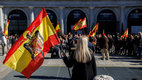 Una mujer enseña una bandera franquista en una foto de archivo.