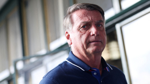 El expresidente brasileño Jair Bolsonaro camina afuera del aeropuerto de Congonhas a su llegada a Sao Paulo (Brasil) a 24 de marzo de 2025.