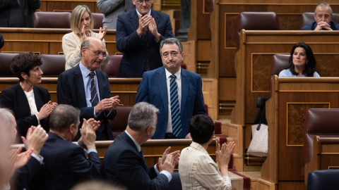 El portavoz del PNV en el Congreso, Aitor Esteban, es aplaudido durante su última sesión plenaria en el Congreso de los Diputados, a 26 de marzo de 2025. El portavoz del PNV en el Congreso, Aitor Esteban, es aplaudido durante su última sesión plenaria en el Congreso de los Diputados, a 26 de marzo de 2025.