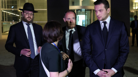 AFP__20250326__37Z39QL__v1__HighRes__IsraelFrancePolitics El líder del Agrupamiento Nacional (RN) de Francia, Jordan Bardella, y el eurodiputado por el RN, Fabrice Legger, visitan el Memorial del Holocausto Yad Vashem en Jerusalén, el 26 de marzo.