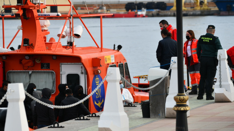 EuropaPress_3566725_agentes_guardia_civil_ayudan_18_personas_migrantes_origen_marroqui_sido Migrantes de origen marroquí interceptados y trasladados al puerto de Ceuta. Archivo.
