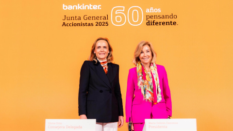 La presidenta de Bankinter, María Dolores Dancausa (der), y la consejera delegada, Gloria Ortiz, en la junta de accionistas del banco.