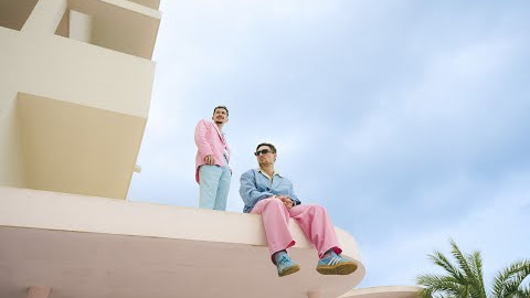 ☕️ NOU ÀLBUM 04/04/2025 ☕️
SI HO DEIXÉSSIM TOT, JA DISPONIBLE A TOTES LES PLATAFORMES

➡️Follow The Tyets:
Instagram: ​⁠https://www.instagram.com/thetyets/
Twitter: https://x.com/thetyets
Tik Tok: https://www.tiktok.com/@thetyets

Direcció i edició: Cristina Tomàs
Direcció creativa: Max Gener
Producció: Meri Lane
Foto fixa: Mònica Figueras
Assistent de foto: Marta Vázquez
Colorista: Manu G. Romero
Estilisme: Ayla Autumn
Producció musical: Kastelo
Composició: Xavier Coca, Oriol de Ramon
Mescla i màster: Aleix Iglesias
Disseny gràfic: Max Gener

Agraïments: 
Concept Hotel Group & Alba Ubalde

Lletra:

Ye yeee
Uou, uoo

Té sal a l’esquena
i la cara li brilla
i observem els peixos dins de l’aigua cristal·lina

La pell la té morena
i el sol l’il·lumina
diu que una vida amb mi s’imagina

Què passaria si ho deixéssim tot,
agaféssim un dia i ens pirem pel món
Amb tu jo faria lo que fos,
només nosaltres dos

Què passaria si ho deixéssim tot,
agaféssim un dia i ens pirem pel món
Amb tu jo faria lo que fos,
només nosaltres dos

I ara fem com si no et conec
Que si m’empano em cau la baba
i em quedo amb cara de tontet
i només amb una mirada

M’has deixat tot petrificat
i si et canto estàs de tornada
Que no tot era com semblava
que és millor tal com s’ha quedat

Desconnectem,
deixa el mòbil
Aprofita els moments
que aquesta vida et doni

Mirar als ulls a un amic,
parlar amb algú que et moli
Que la vida és ara,
no deixis que es mori

Té sal a l’esquena
i la cara li brilla
i observem els peixos dins de l’aigua cristal·lina

La pell la té morena,
però no es diu Marina, na-na-na
diu que una vida amb mi s’imagina

Què passaria si ho deixéssim tot,
agaféssim un dia i ens pirem pel món
Amb tu jo faria lo que fos,
només nosaltres dos

Què passaria si ho deixéssim tot,
agaféssim un dia i ens pirem pel món
Amb tu jo faria lo que fos,
només nosaltres dos

Yeee
Kastelo
La tieta


Luup Records, 2025