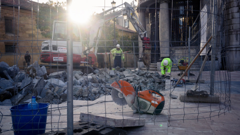 Tres años de reforma laboral en Asturies: la temporalidad cae a mínimos históricos y la contratación indefinida se dispara