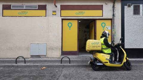 Un repartidor de Glovo el 2 de diciembre de 2024 en Madrid. Un repartidor de Glovo el 2 de diciembre de 2024 en Madrid.