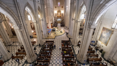 Decenas de personas durante un acto público de reconocimiento y reparación a las víctimas de abusos de la Iglesia, en la catedral de la Almudena. Imagen de archivo. Decenas de personas durante un acto público de reconocimiento y reparación a las víctimas de abusos de la Iglesia, en la catedral de la Almudena. Imagen de archivo.