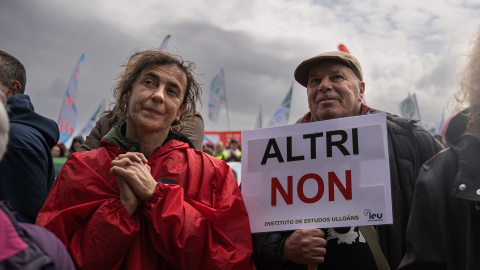 Dos personas, en la manifestación contra Altri del pasado 22 de marzo en A Pobra do Caramiñal (A Coruña).