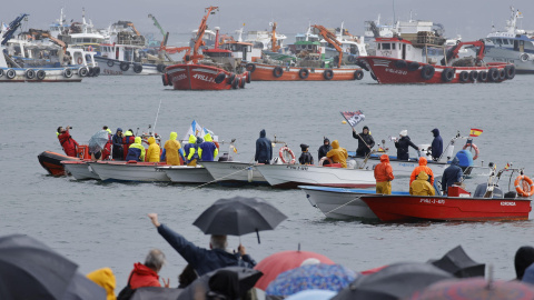 Embarcaciones y manifestantes contra Altri el pasado 22 de marzo en A Pobra do Caramiñal (A Coruña).
