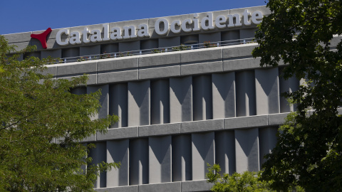 El logo de la aseguradora Catalana Occidente en su sede en Madrid . El logo de la aseguradora Catalana Occidente en su sede en Madrid .