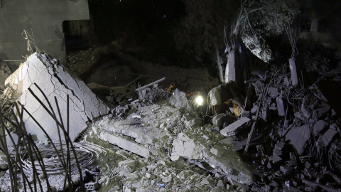 Imagen de escombros tras un ataque aéreo estadounidense en Saná, Yemen, el 23 de marzo de 2025.