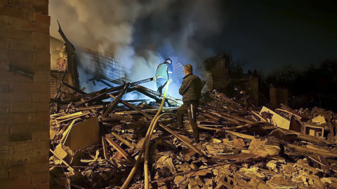 0cf0c82be8dd304dc89a666baa69d28e6744a103 Rescatistas ucranianos trabajan en el lugar del impacto de un dron en Dnipró, Ucrania, el 29 de marzo de 2025.