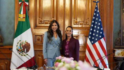 Claudia Sheinbaum, y la secretaria de Seguridad Nacional de Estados Unidos, Kristi Noem, en Ciudad de México el 28 de marzo de 2025.