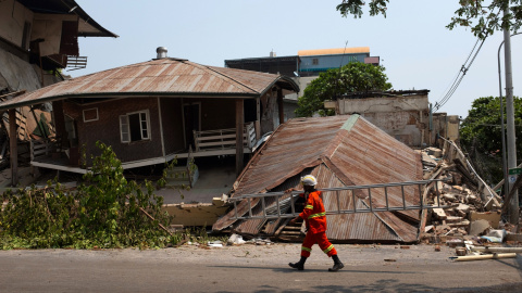 ef7e990a169dfc220f7a3fa56f10e563c319ddd6 Un rescatista camina junto al lugar donde se derrumbó un edificio tras un terremoto en Mandalay, Myanmar, el 30 de marzo de 2025.