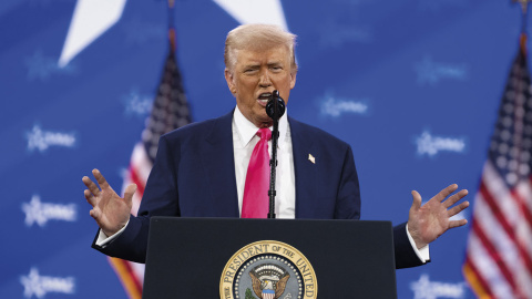 El presidente de Estados Unidos, Donald Trump, habla en la Conferencia de Acción Política Conservadora (CPAC) anual el 22 de febrero de 2025.- ZACH D ROBERTS / NURPHOTO VÍA AFP. El presidente de Estados Unidos, Donald Trump, habla en la Conferencia de Acción Política Conservadora (CPAC) anual el 22 de febrero de 2025