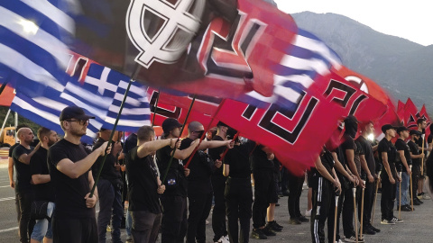 Jóvenes neonazis griegos Jóvenes neonazis griegos reunidos con motivo del aniversario de la Batalla de las Termópilas en Grecia; septiembre de 2024.