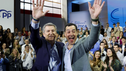 El presidente del PP, Alberto Núñez Feijóo, y el de Andalucía, Juan Manuel Moreno Bonilla, el pasado domingo en Sevilla.