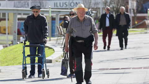 Pensionistas paseando en Bilbao, a 31 de marzo de 2025. Pensionistas paseando en Bilbao, a 31 de marzo de 2025.