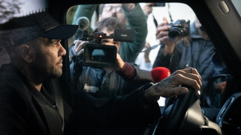 El exfutbolista Dani Alves conduce su coche, a 28 de marzo de 2025, en Esplugues de Llobregat, Barcelona, Cataluña El exfutbolista Dani Alves conduce su coche, a 28 de marzo de 2025, en Esplugues de Llobregat, Barcelona, Cataluña