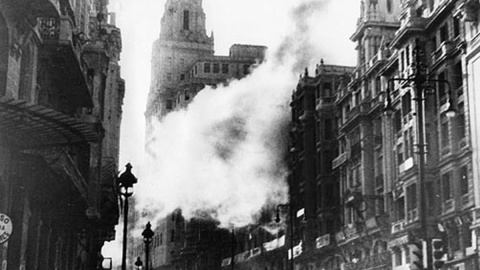 El Edificio Telefónica y la Gran Vía de Madrid, durante la guerra civil española.