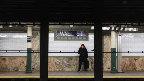 Una persona espera en el andén de la estación de Wall Street, en el Metro de Nueva York.