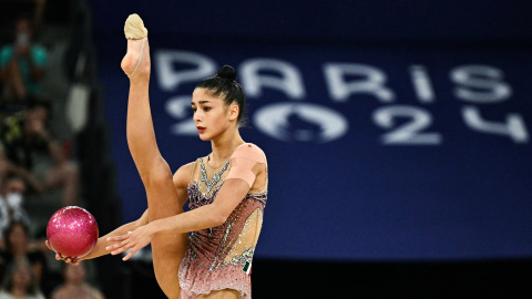 AFP__20240809__36D474Q__v1__HighRes__OlympicsRhythmicGymnasticsWomenSAllAroundFinal La italiana Sofia Raffaeli compite con el balón en la final individual de gimnasia rítmica durante los Juegos Olímpicos de París 2024 en la Arena Porte de la Chapelle, París, el 9 de agosto de 2024.