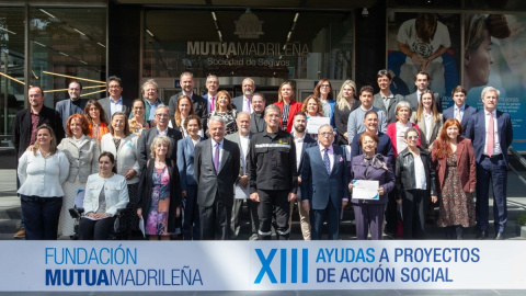 El presidente del Grupo Mutua y su fundación, Ignacio Garralda, y el teniente general al mando de la UME, Javier Marcos, junto con representantes de las ONG beneficiarias de la XIII Convocatoria de Ayudas a Proyectos de Acción Social de la Fundación Mutua El presidente del Grupo Mutua y su fundación, Ignacio Garralda, y el teniente general al mando de la UME, Javier Marcos, junto con representantes de las ONG beneficiarias de la XIII Convocatoria de Ayudas a Proyectos de Acción Social de la Fundación Mutua
