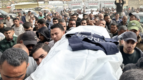 88731dc959190e562e23c15b139a8a89cf7cf202 Palestinos portan el cadáver del periodista palestino muerto en un ataque israelí, en el Hospital Nasser, a 1 de abril de 2025.