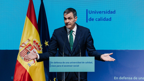 El presidente del Gobierno, Pedro Sánchez, durante el acto 'En defensa de una universidad de calidad, clave para el ascensor social', en la sede de Escuelas Pías de la UNED, el 31 de marzo.