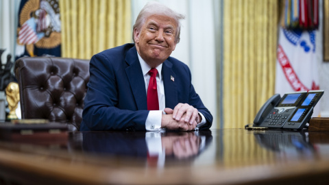 7b0c598b259966fee28f08f5e6495b432b1d5e6c El presidente estadounidense, Donald Trump, firma una orden ejecutiva en el Despacho Oval de la Casa Blanca, a 31 de marzo de 2025.