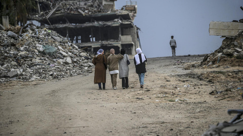 a7ec6eafdfde438961d5dc9f28f090fbcf3eaea3w n grupo de mujeres palestinas desplazadas internamente camina por una calle cerca de los escombros de los edificios destruidos tras huir del norte de Gaza tras una orden de evacuación del ejército israelí, en la ciudad de Gaza, Franja de Gaza, el 1 de abril de 2025