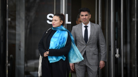 La actriz, Elisa Mouliaá, junto a su abogado, Alfredo Arrién, a su salida de los Juzgados de Plaza de Castilla tras entregar su móvil al juez del ‘caso Errejón’, a 13 de marzo de 2025, en Madrid (España).