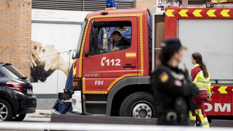 EuropaPress_6620102_bombero_afectado_perdida_companeros_abril_2025_alcorcon_madrid_espana_dos Un bombero afectado por la pérdida de sus compañeros, a 2 de abril de 2025, en Alcorcón, Madrid.